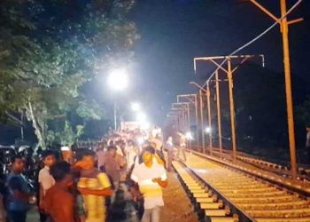 ট্রেন আটকে রাখলেন স্থানীয়রা