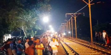 ট্রেন আটকে রাখলেন স্থানীয়রা