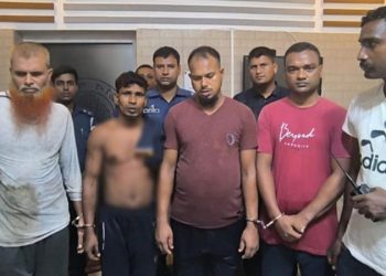 কারাগারের ছাদ ফুটো করে পালালেন