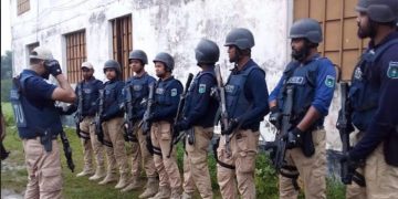 সেই বাড়িতে সোয়াটের অভিযান