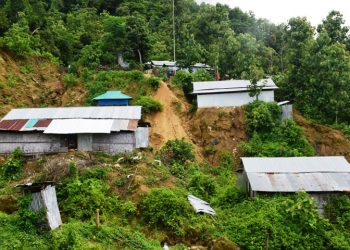 এখনও ঝুঁকি নিয়ে বাস