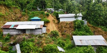 এখনও ঝুঁকি নিয়ে বাস