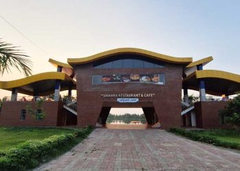 বেনজীরের রিসোর্টের সামনে গ্রামবাসীর ওপর পুলিশের মারধর