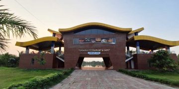 বেনজীরের রিসোর্টের সামনে গ্রামবাসীর ওপর পুলিশের মারধর