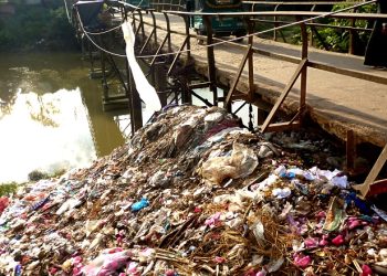 নদী দূষণের এমন দৃশ্য অতীতে কেউ দেখেনি