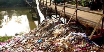 নদী দূষণের এমন দৃশ্য অতীতে কেউ দেখেনি