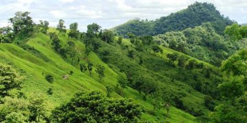 রূপ যৌবনে অনন্যা পাহাড়