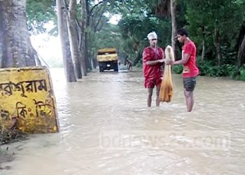 বাঁধ ভেঙে ফুলগাজী ও পরশুরামের ১০ গ্রাম প্লাবিত