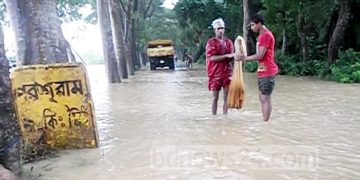 বাঁধ ভেঙে ফুলগাজী ও পরশুরামের ১০ গ্রাম প্লাবিত