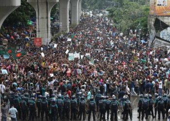 কোটা সংস্কারের দাবিতে নজীরবিহীন ‘বাংলা ব্লকেড’