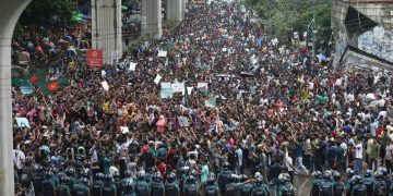 কোটা সংস্কারের দাবিতে নজীরবিহীন ‘বাংলা ব্লকেড’
