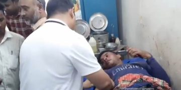 কামড় খেয়েও জীবিত রাসেলস ভাইপার নিয়ে হাসপাতালে