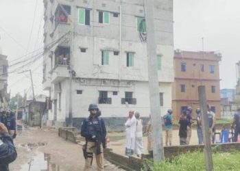 জঙ্গি আস্তানা সন্দেহে চারতলা বাড়ি ঘেরাও