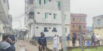 জঙ্গি আস্তানা সন্দেহে চারতলা বাড়ি ঘেরাও