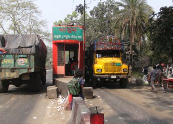 টোল যাচ্ছে প্রভাবশালীদের পকেটে