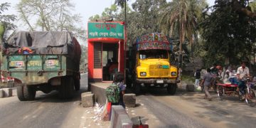 টোল যাচ্ছে প্রভাবশালীদের পকেটে