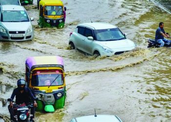 বৃষ্টিতে পানির নিচে মুম্বাই