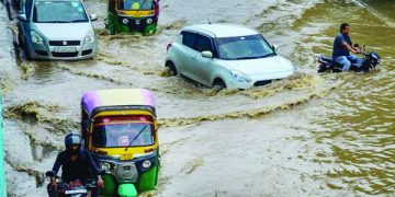 বৃষ্টিতে পানির নিচে মুম্বাই