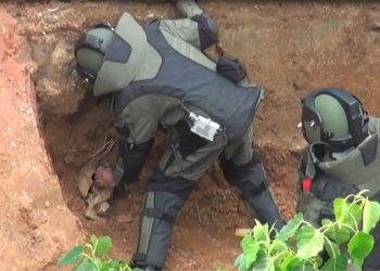 মাটি খুঁড়তেই মিলল ১৬ আর্জেস গ্রেনেড