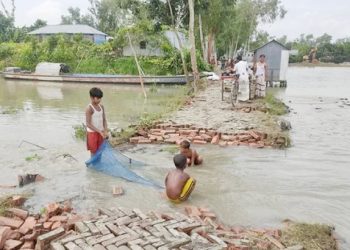 কমছে পানি বাড়ছে দুর্ভোগ