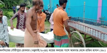 মায়ের কবরের পাশে ছেলের ঝুলন্ত লাশ