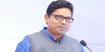 ভেঙে পড়েছেন পলক