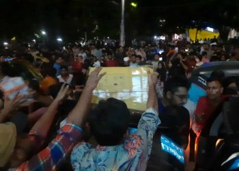 ত্রাণ পৌঁছে দিতে টিএসসিতে মানুষের ঢল