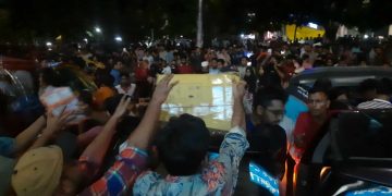 ত্রাণ পৌঁছে দিতে টিএসসিতে মানুষের ঢল