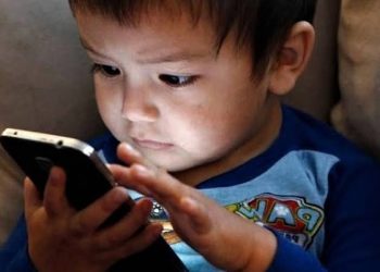 ১১ বছরের আগে শিশুকে স্মার্টফোন নয়