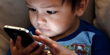 ১১ বছরের আগে শিশুকে স্মার্টফোন নয়