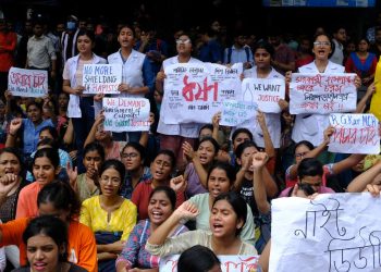 ধর্ষণ-খুনের প্রতিবাদে অভূতপূর্ব কর্মবিরতিতে ভারতের চিকিৎসকরা