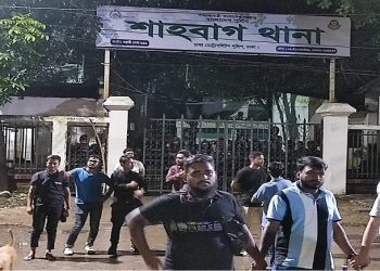 ভয়ে শাহবাগ থানায় ঢুকল পুলিশ, নিরাপত্তা দিল আন্দোলনকারীরা