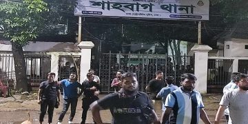 ভয়ে শাহবাগ থানায় ঢুকল পুলিশ, নিরাপত্তা দিল আন্দোলনকারীরা
