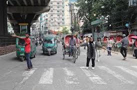 সড়কের শৃঙ্খলা নিশ্চিত করছে শিক্ষার্থীরা, দিচ্ছে বিচিত্র শাস্তি