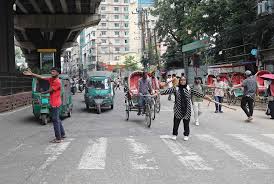 সড়কের শৃঙ্খলা নিশ্চিত করছে শিক্ষার্থীরা, দিচ্ছে বিচিত্র শাস্তি