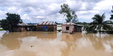 ১২ জেলায় পানিবন্দি ৯ লাখ পরিবার
