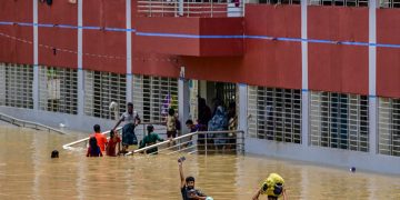 একটি প্যাকেট দিয়ে ছবি তোলে ১০ জন