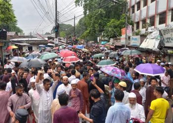 শিক্ষার্থী-অভিভাবকদের বিক্ষোভে উত্তাল