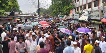 শিক্ষার্থী-অভিভাবকদের বিক্ষোভে উত্তাল