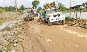 বেহাল সড়কে দুর্ভোগ