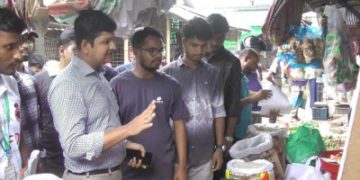 বাজার তদারকিতে শিক্ষার্থীরা খুশি ক্রেতা-বিক্রেতা