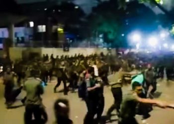 আনসারদের সঙ্গে শিক্ষার্থীদের সংঘর্ষ