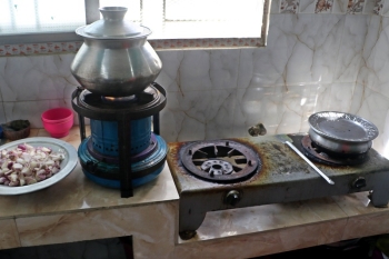 টাকা আছে খাবার নেই, খাবার আছে চুলা নেই