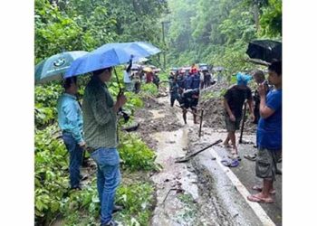 পাহাড় ধসে খাগড়াছড়ির সঙ্গে সারাদেশের যান চলাচল বন্ধ