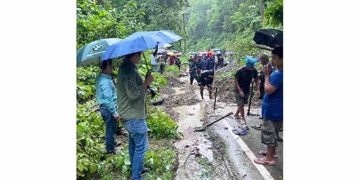 পাহাড় ধসে খাগড়াছড়ির সঙ্গে সারাদেশের যান চলাচল বন্ধ