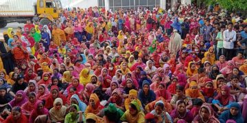 দুই পোশাক কারখানা শ্রমিকদের বিক্ষোভ
