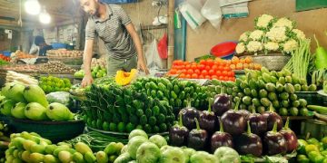 পেঁয়াজ, আলুসহ নিত্যপ্রয়োজনীয় দ্রব্যাদির দাম আরো কমানোর উদ্যোগ