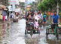 সামান্য বৃষ্টিতেই বরিশাল নগরীতে জমে হাটু পানি