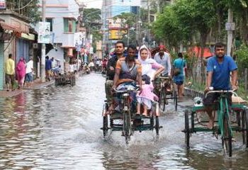 সামান্য বৃষ্টিতেই বরিশাল নগরীতে জমে হাটু পানি