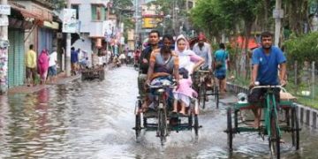 সামান্য বৃষ্টিতেই বরিশাল নগরীতে জমে হাটু পানি